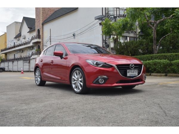 Mazda 3  SP  year 2015 สีแดง มีระบบ navigator ไหม่กริบ ไม่มีอุบัติเหตุเลยคะ   วิ่งมาแค่ 10000โลเท่านั้น